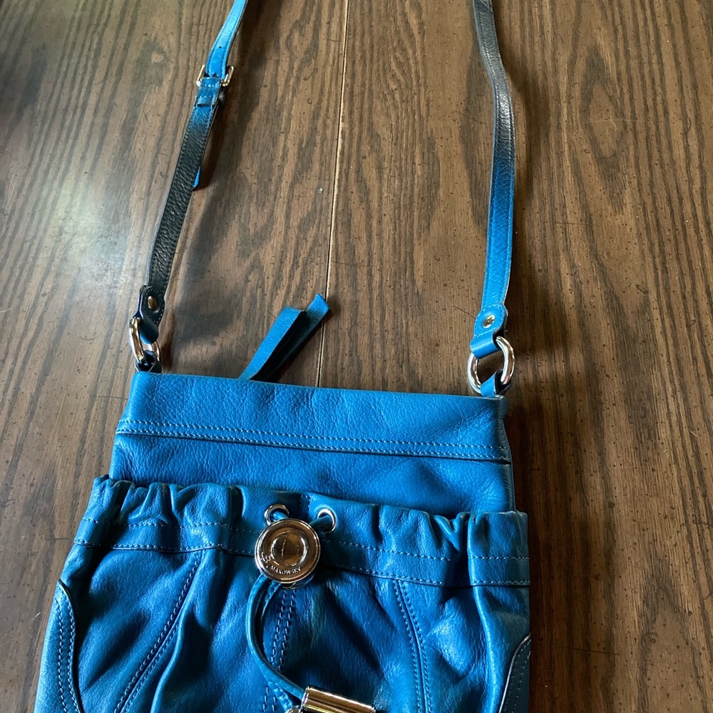 B makowsky Stylish Blue Leather Crossbody Bag purse adjustable straps pockets